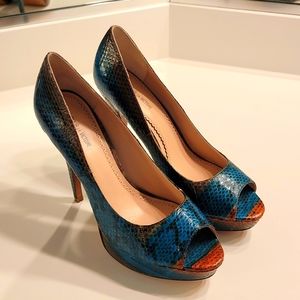 NWOT Pour LA Victoire snakeskin heels.